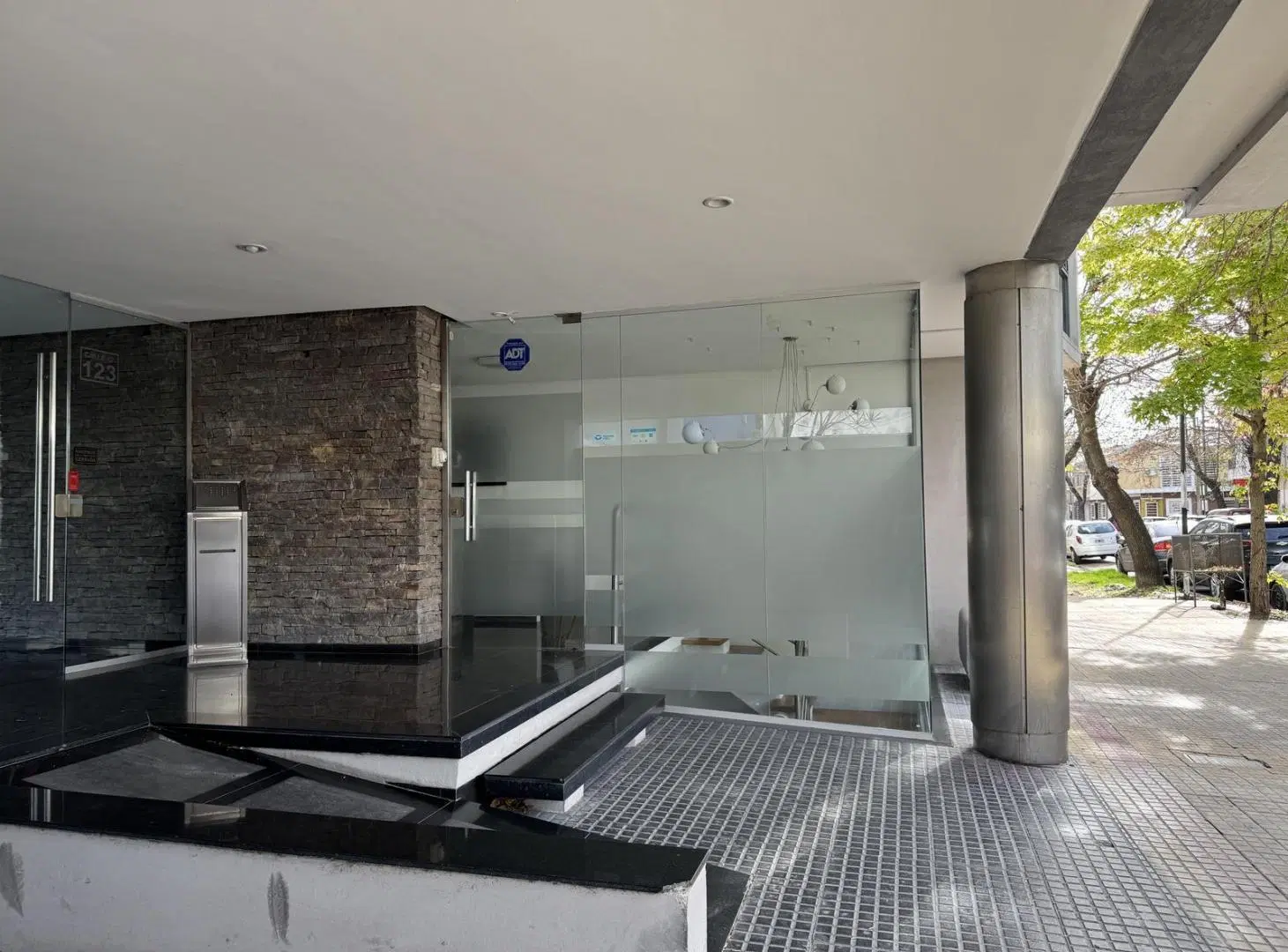 VENTA LOCAL COMERCIAL AL FRENTE - 12 e/ 34 y 35 - LA PLATA 3