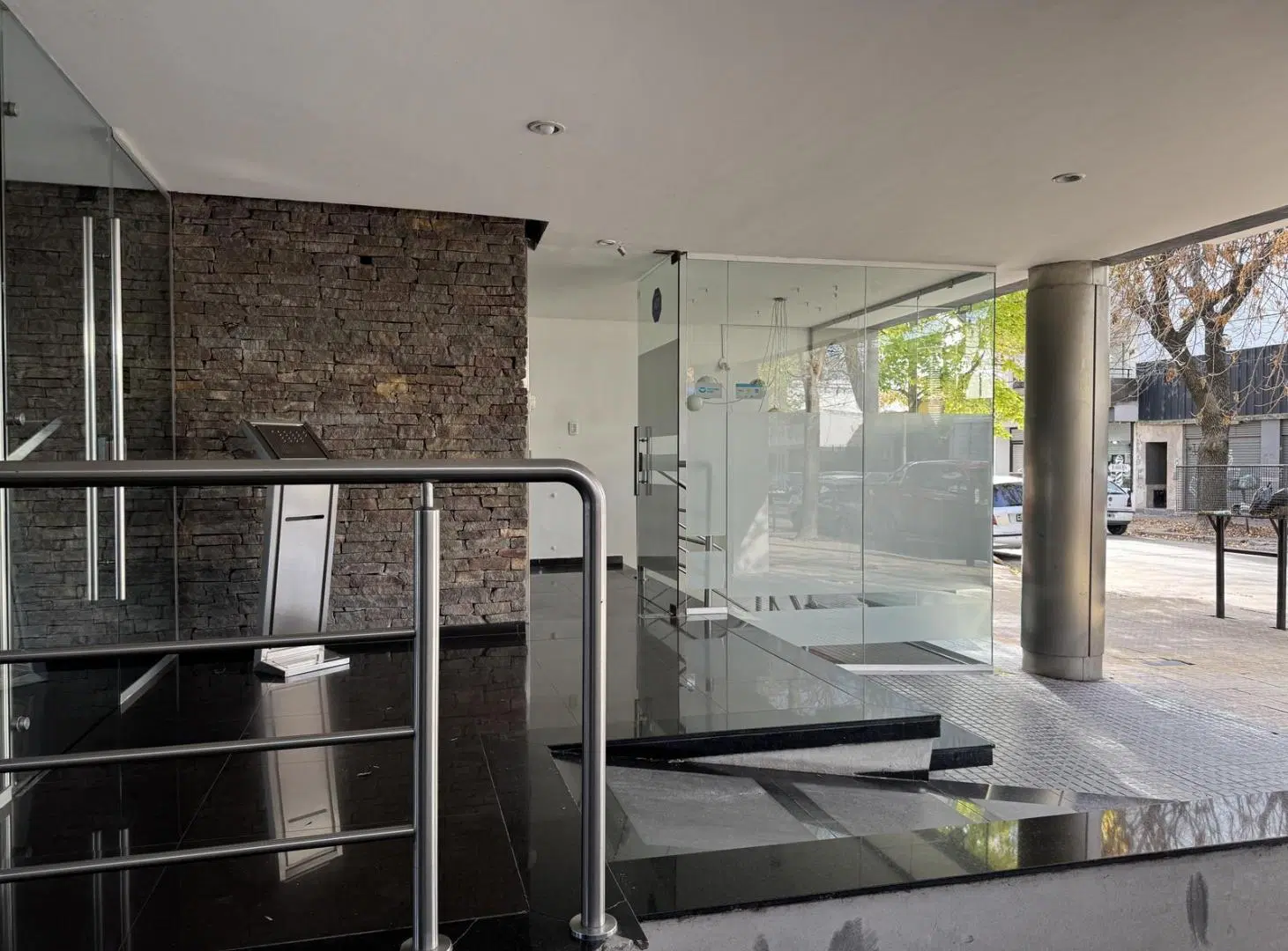 VENTA LOCAL COMERCIAL AL FRENTE - 12 e/ 34 y 35 - LA PLATA 2