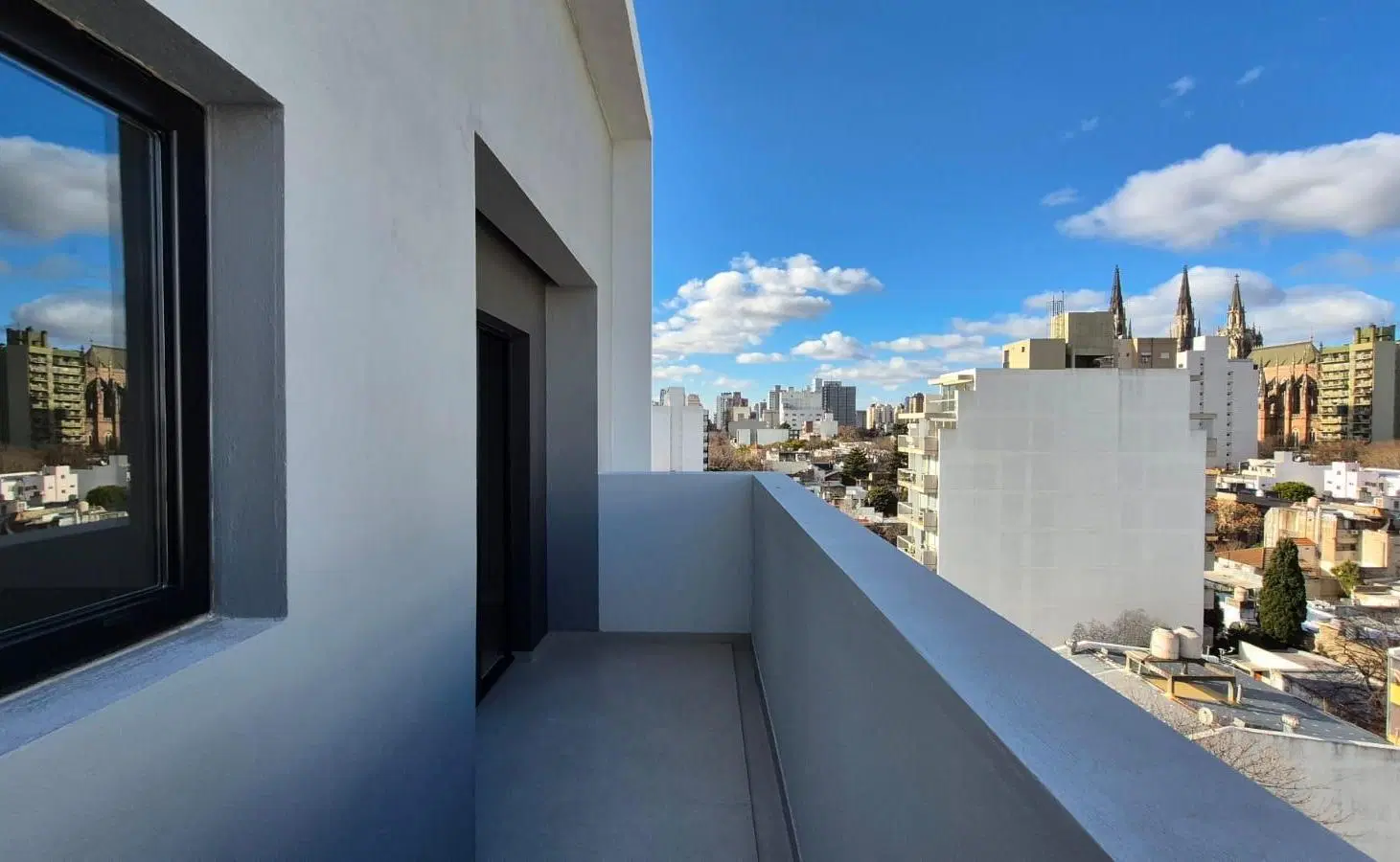 Semipiso pasante de 2 dormitorios con cochera | Diseño, amplitud y calidad en una ubicación privileg 5