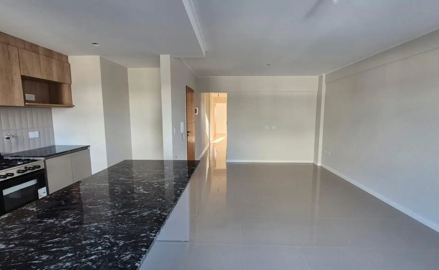 Semipiso pasante de 2 dormitorios con cochera | Diseño, amplitud y calidad en una ubicación privileg 2