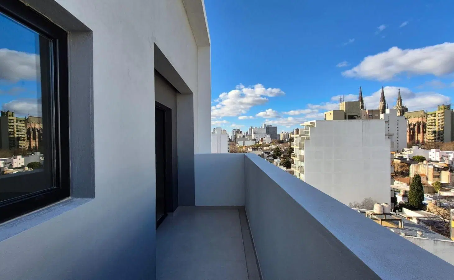 Semipiso pasante de 2 dormitorios con cochera | Diseño, amplitud y calidad en una ubicación privileg 3