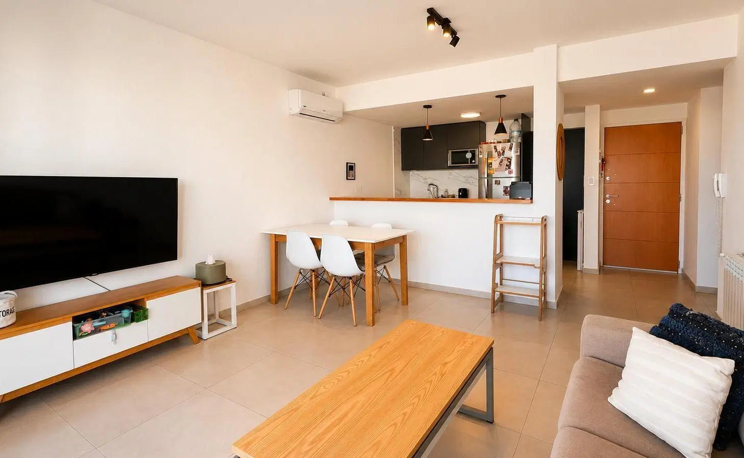DEPTO EN VENTA DOS DORMITORIOS CON COCHERA - Calle 8 e/ 34 y 35 La Plata 2