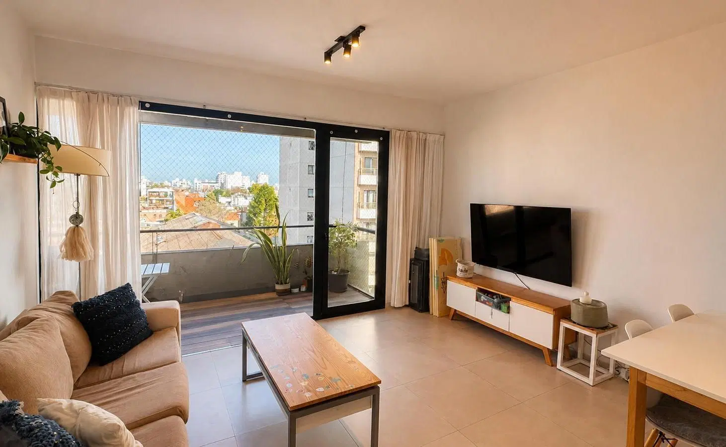 DEPTO EN VENTA DOS DORMITORIOS CON COCHERA - Calle 8 e/ 34 y 35 La Plata 1