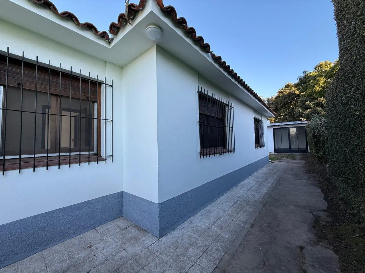 ALQUILER Casa 2 dormitorios, parque quincho con parilla y cochera C.Centenario e/471 y 472 City Bell 1