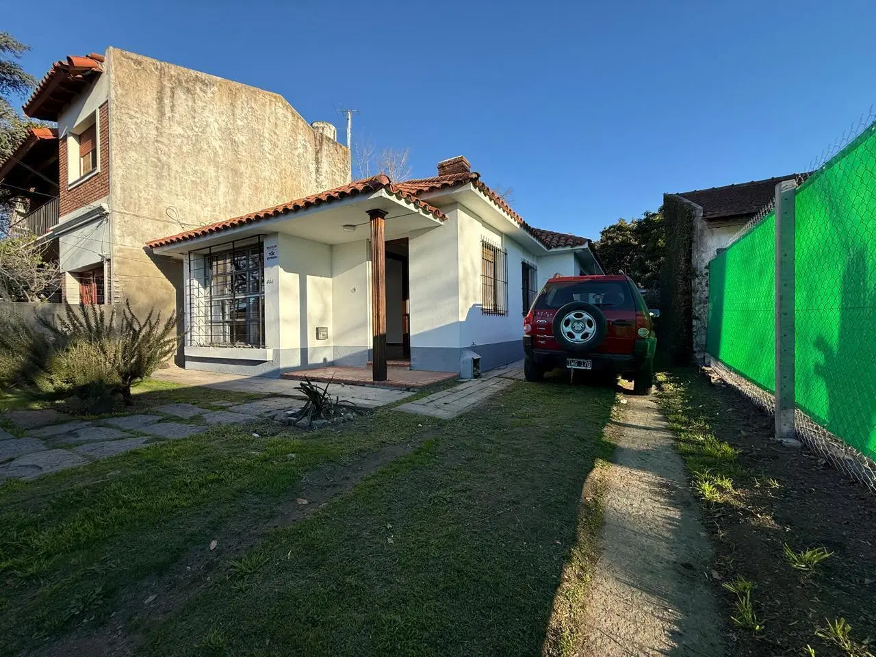 ALQUILER Casa 2 dormitorios, parque quincho con parilla y cochera C.Centenario e/471 y 472 City Bell 2