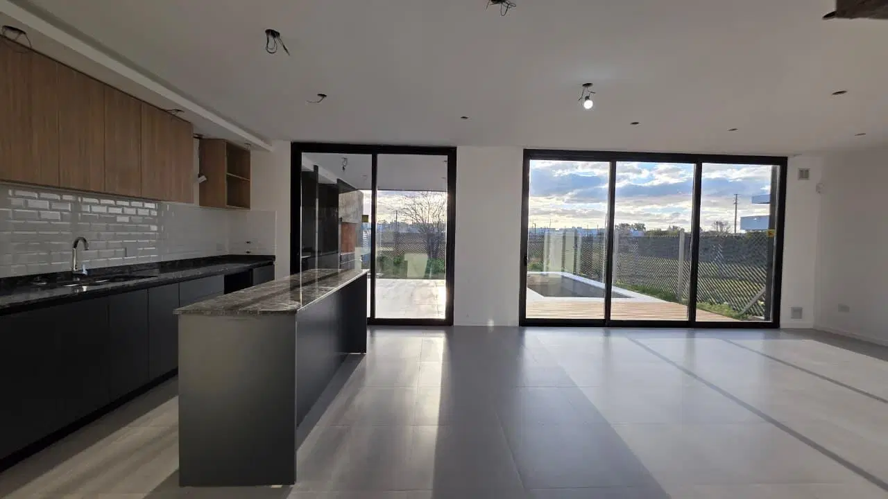 Casa de 3 dormitorios con pileta, en Hernández, barrio Don Carlos. La Plata. 4