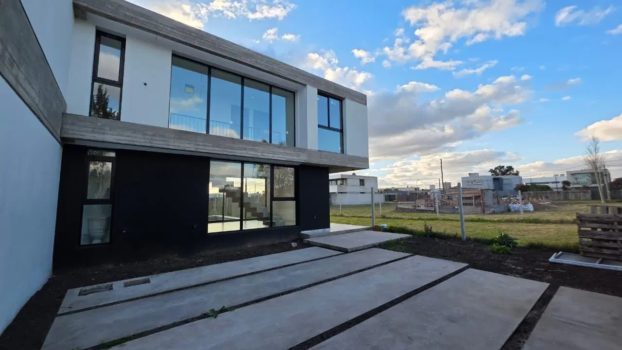 Casa de 3 dormitorios con pileta, en Hernández, barrio Don Carlos. La Plata. 3