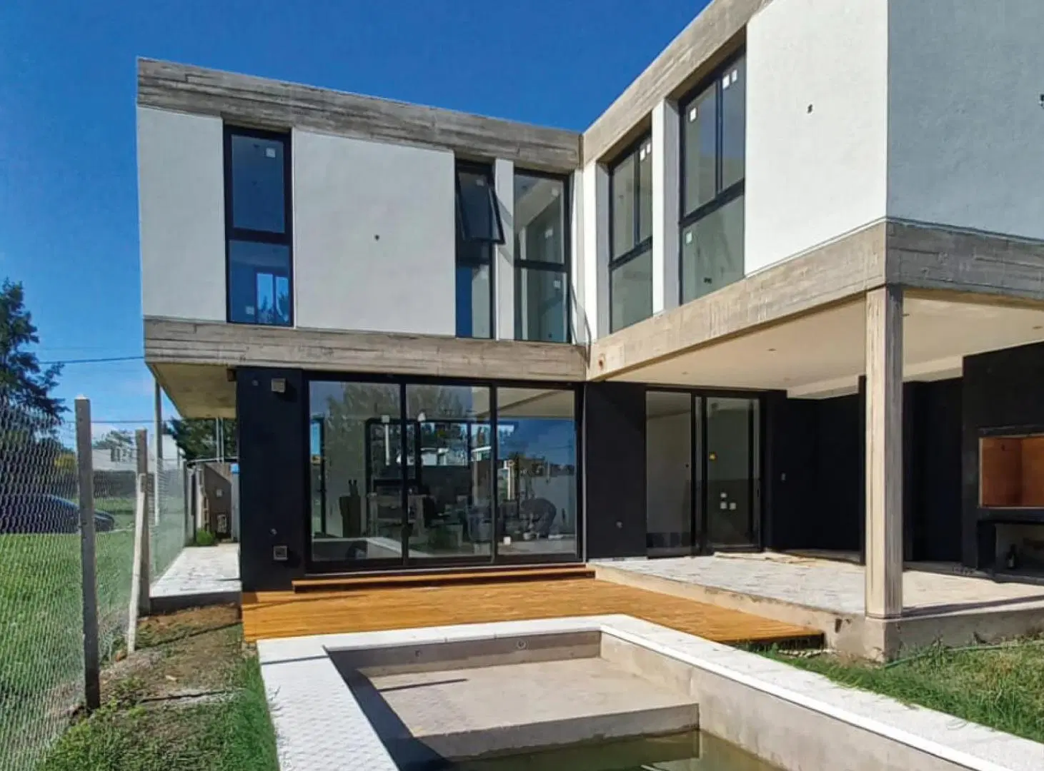 Casa de 3 dormitorios con pileta, en Hernández, barrio Don Carlos. La Plata. 2