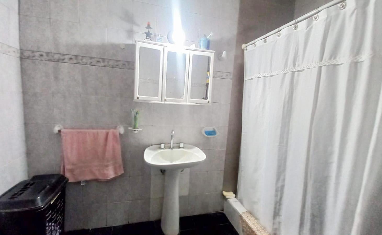 Foto de VENTA Casa 2 dormitorios - Parque - Cochera- Calle 158 y 65 - Los, imagen 3