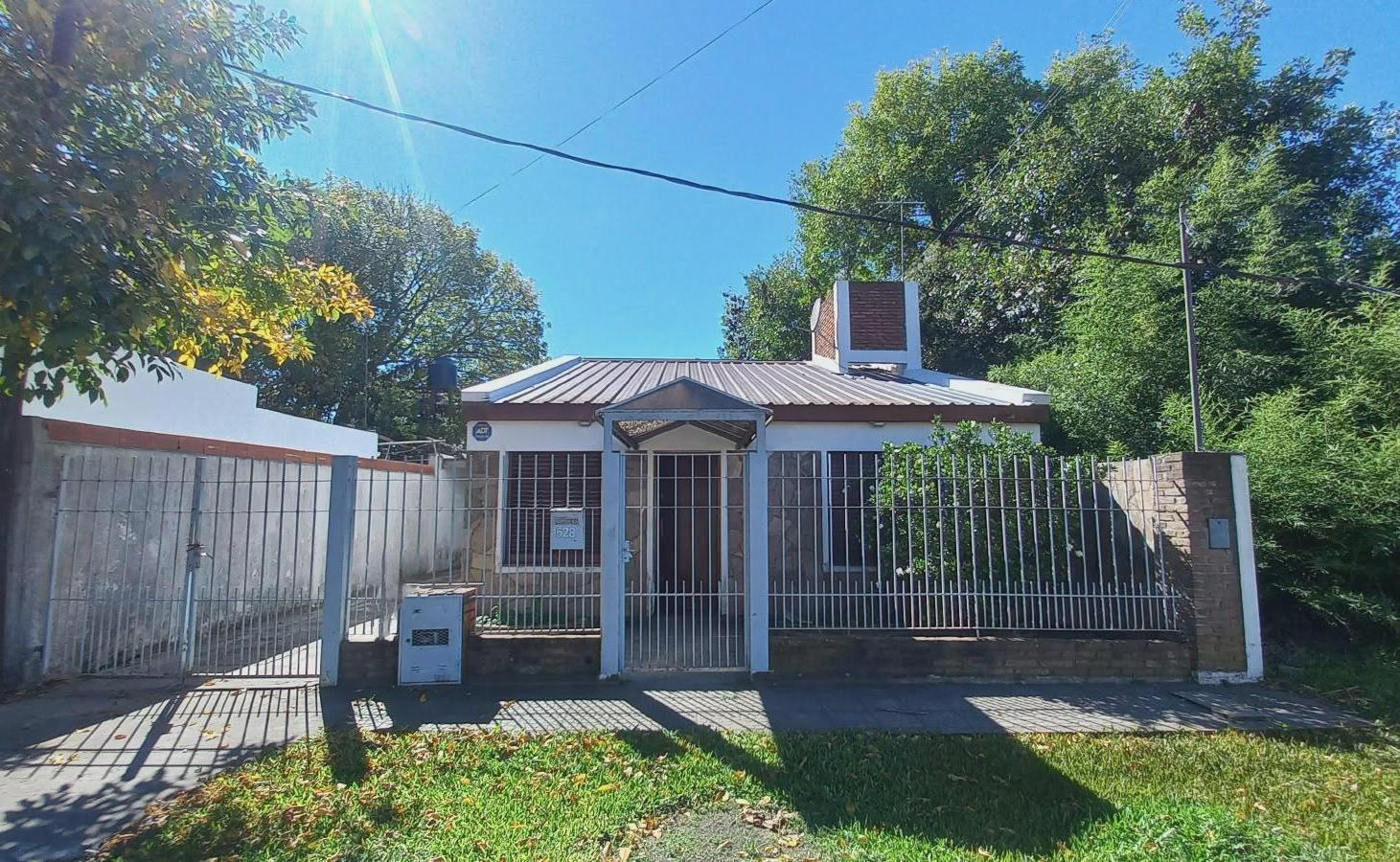 Foto de VENTA Casa 2 dormitorios - Parque - Cochera- Calle 158 y 65 - Los, imagen 1