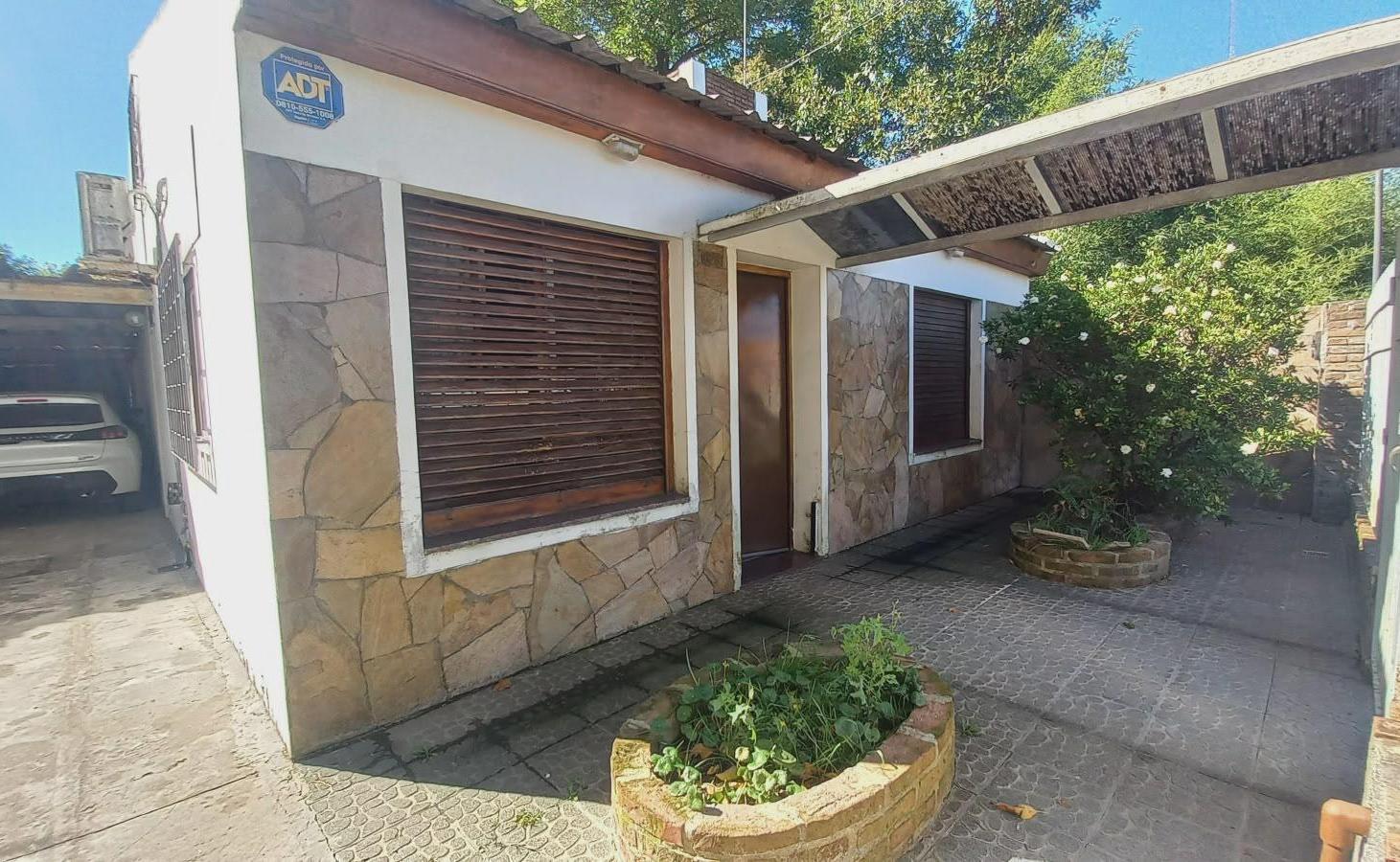 Foto de VENTA Casa 2 dormitorios - Parque - Cochera- Calle 158 y 65 - Los, imagen 2