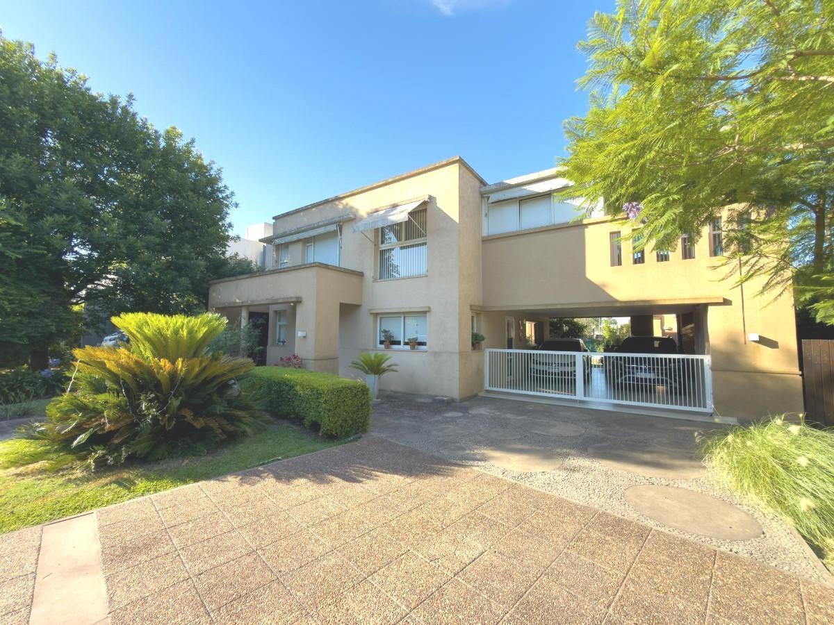 Foto de ESPECTACULAR CASA EN VENTA BARRIO SAN JOAQUIN I - APTA BANCO - 139 ESQ, imagen 4