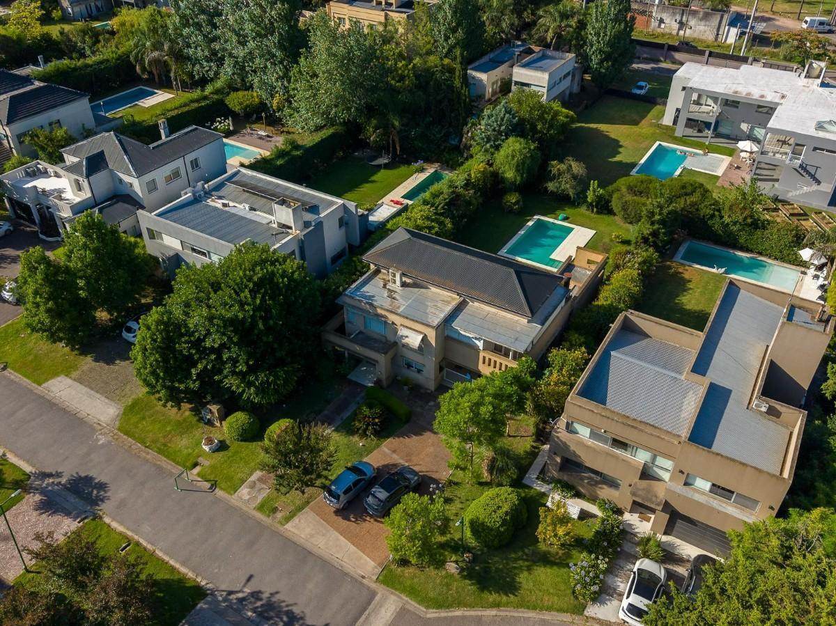 Foto de ESPECTACULAR CASA EN VENTA BARRIO SAN JOAQUIN I - APTA BANCO - 139 ESQ, imagen 5