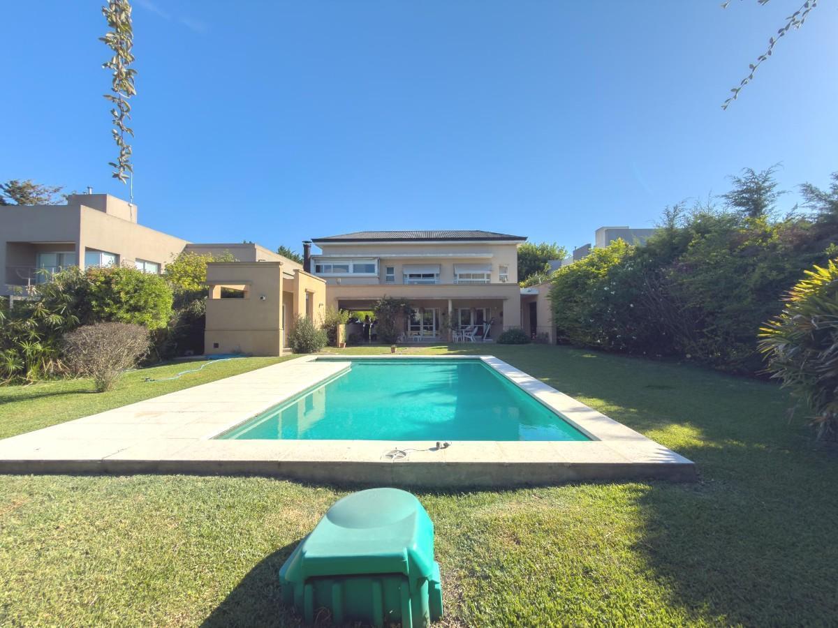 Foto de ESPECTACULAR CASA EN VENTA BARRIO SAN JOAQUIN I - APTA BANCO - 139 ESQ, imagen 2