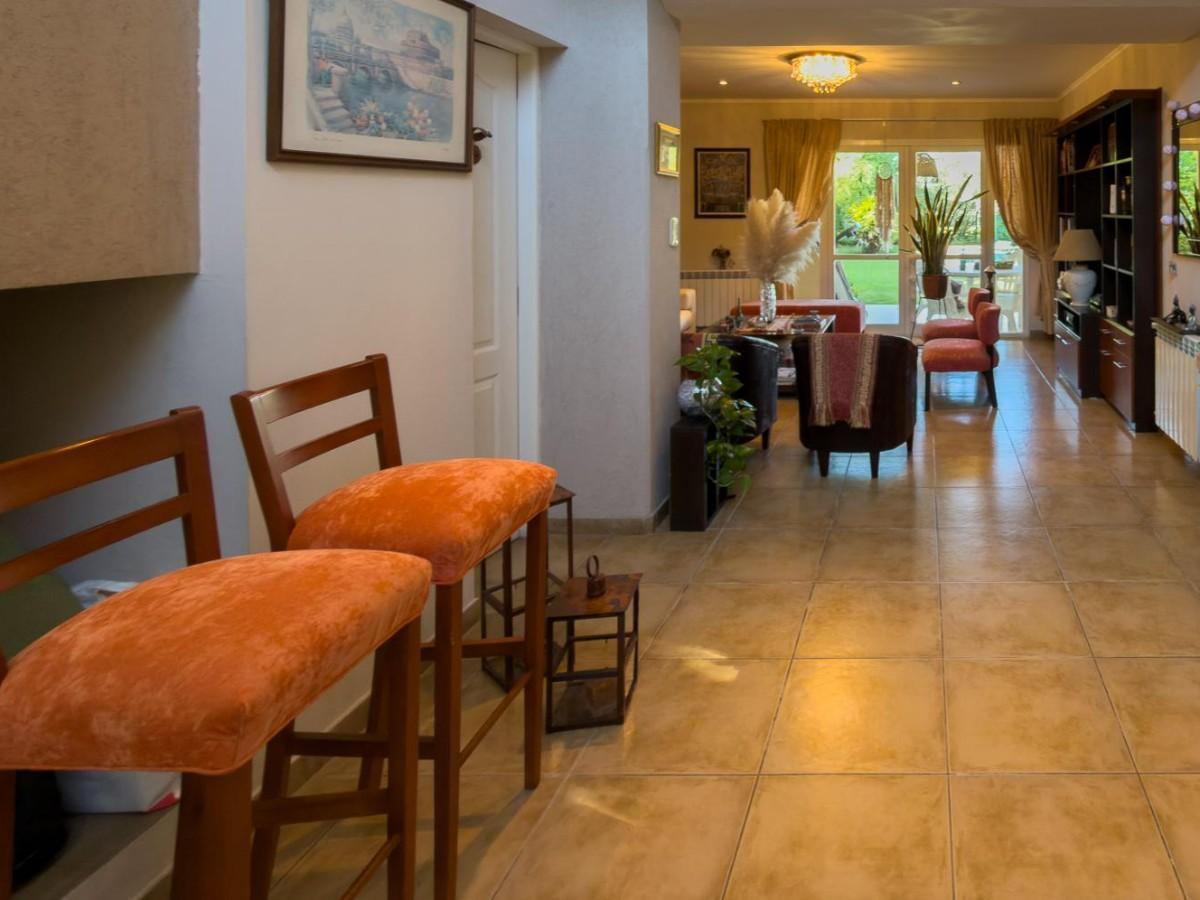 Foto de ESPECTACULAR CASA EN VENTA BARRIO SAN JOAQUIN I - APTA BANCO - 139 ESQ, imagen 3