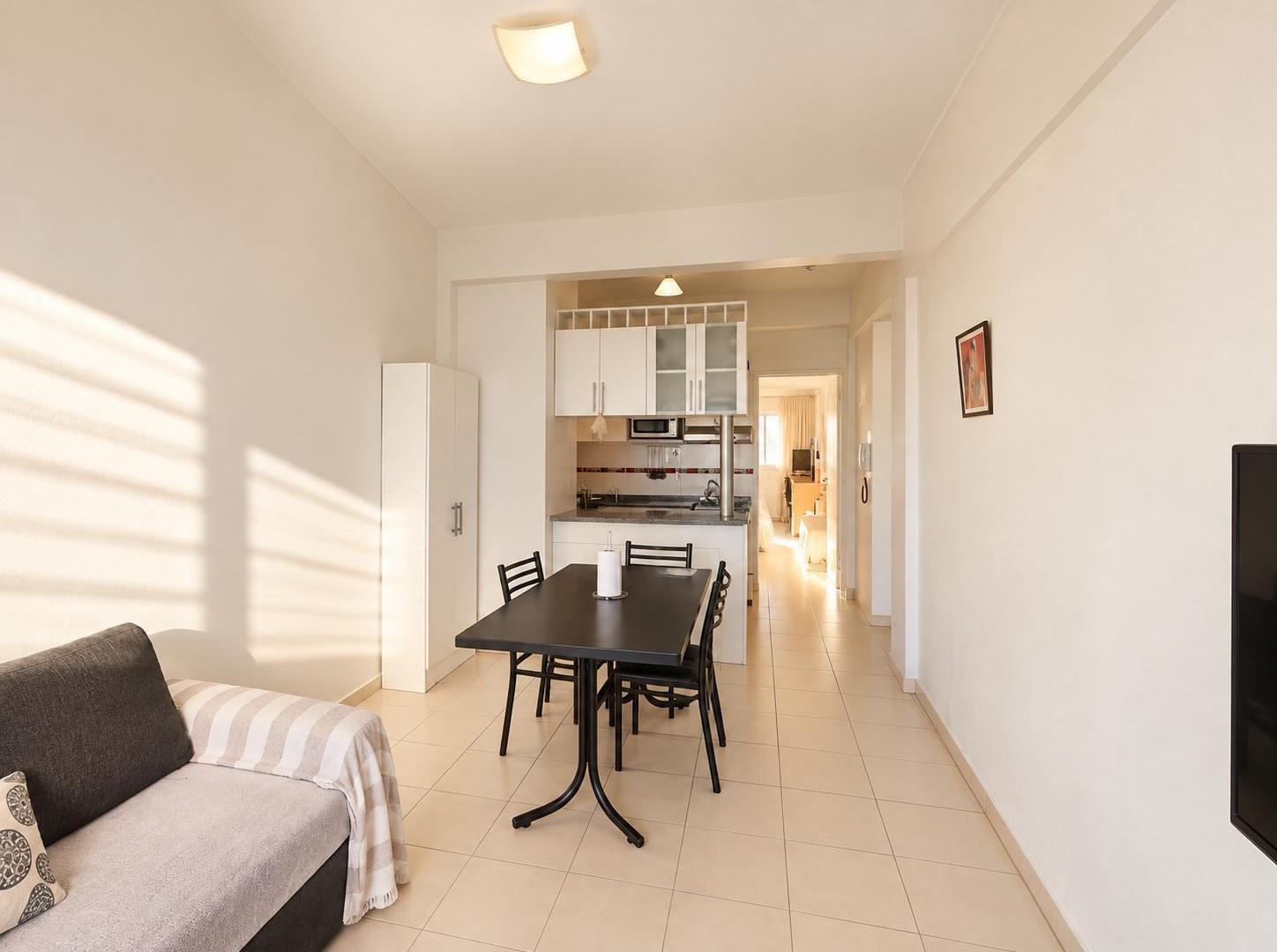 Foto de VENTA DEPTO 1 DORM. PLANTA BAJA AL FRENTE - PATIO Y COCHERA - Calle 20, imagen 4
