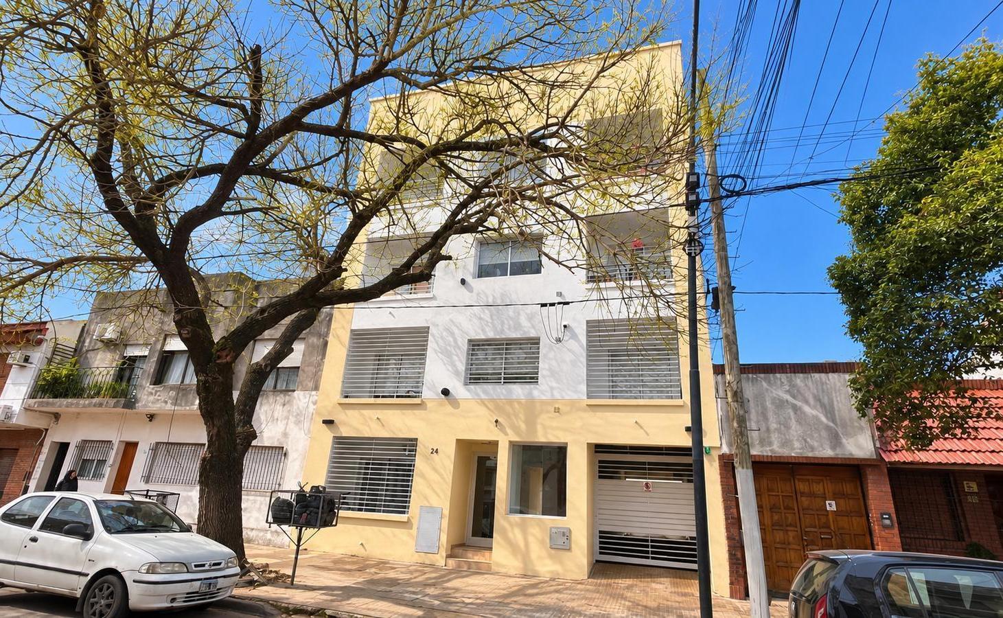 Foto de VENTA DEPTO 1 DORM. PLANTA BAJA AL FRENTE - PATIO Y COCHERA - Calle 20, imagen 1