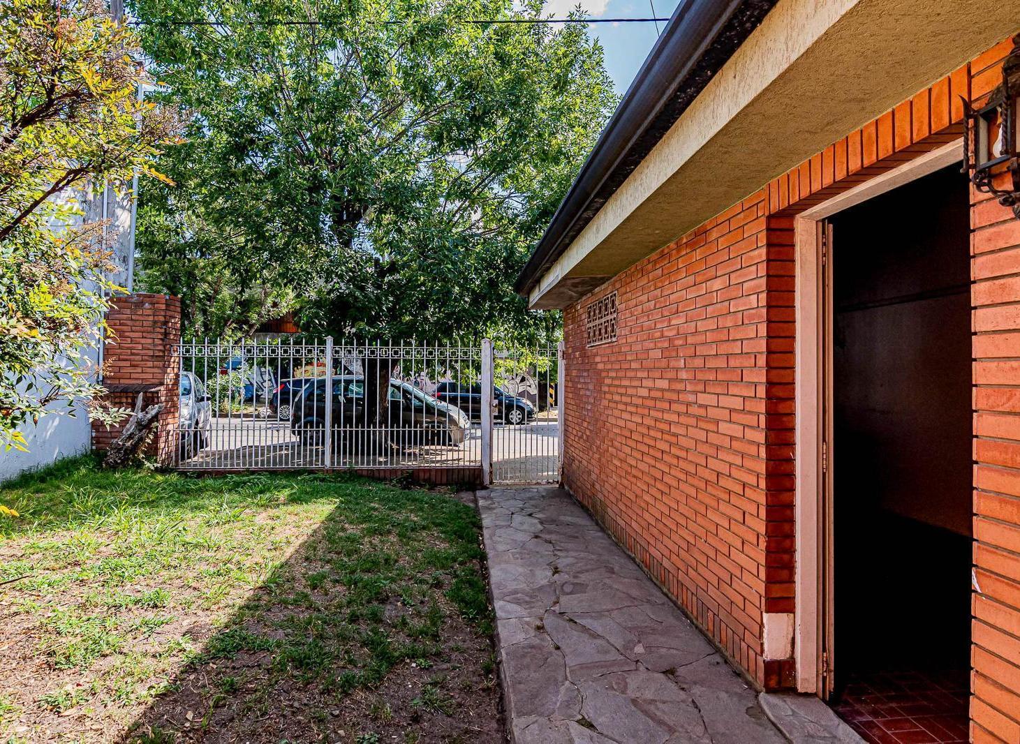 Foto de Casa en Venta 3 dormitorios más estudio en La Loma -28 entre 39 y 40, imagen 3