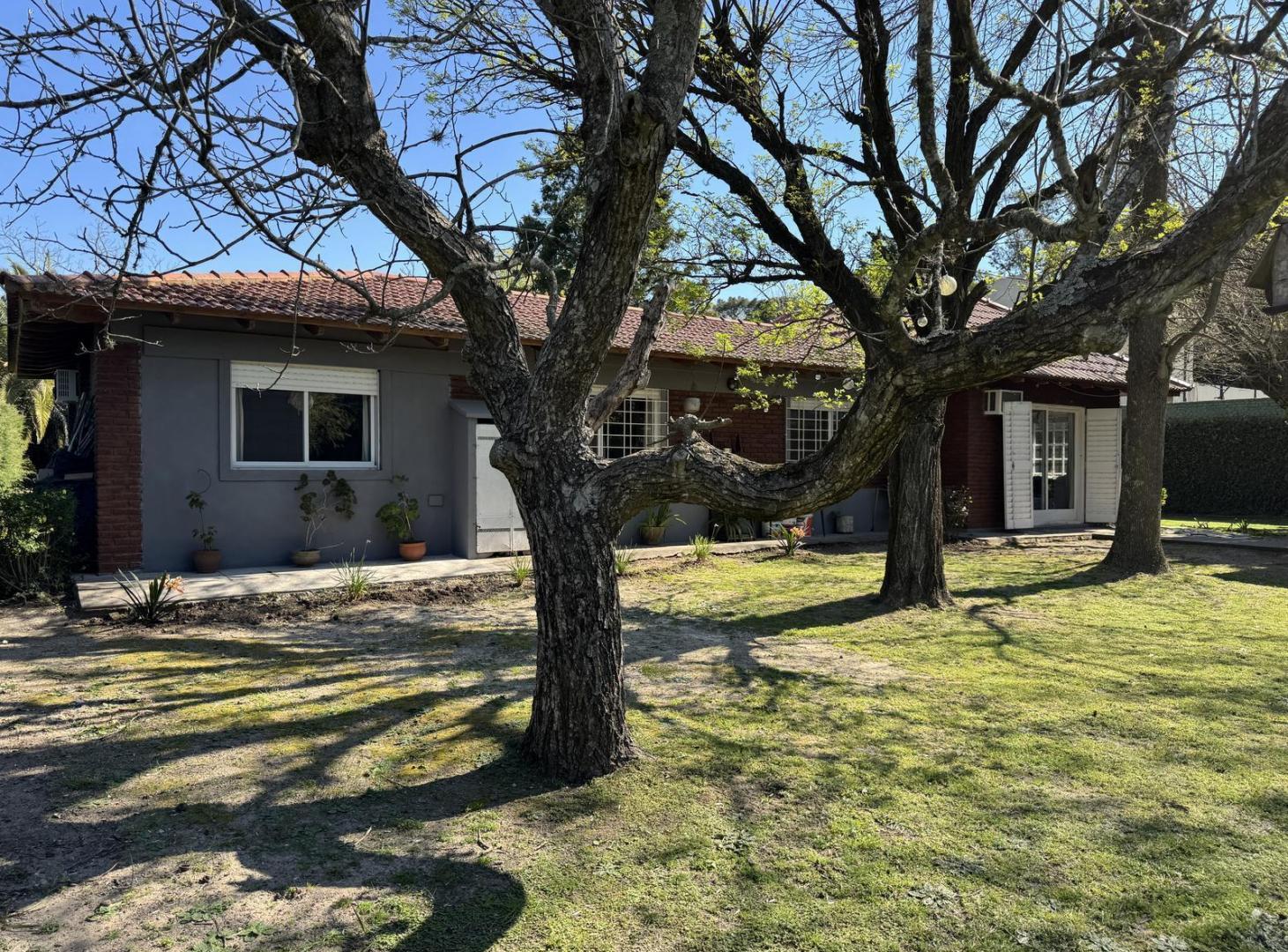 Foto de Casa en venta, 3 dormitorios, una planta s/ lote de 2.152 m2 | Calle, imagen 1
