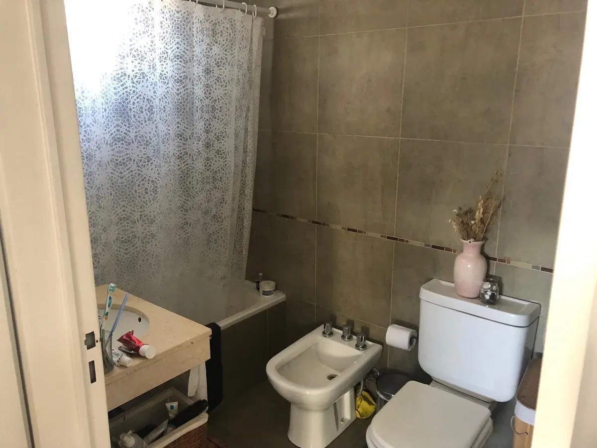 Alquila dos ambientes en piso alto muy luminoso en Villa Crespo, CABA. 2