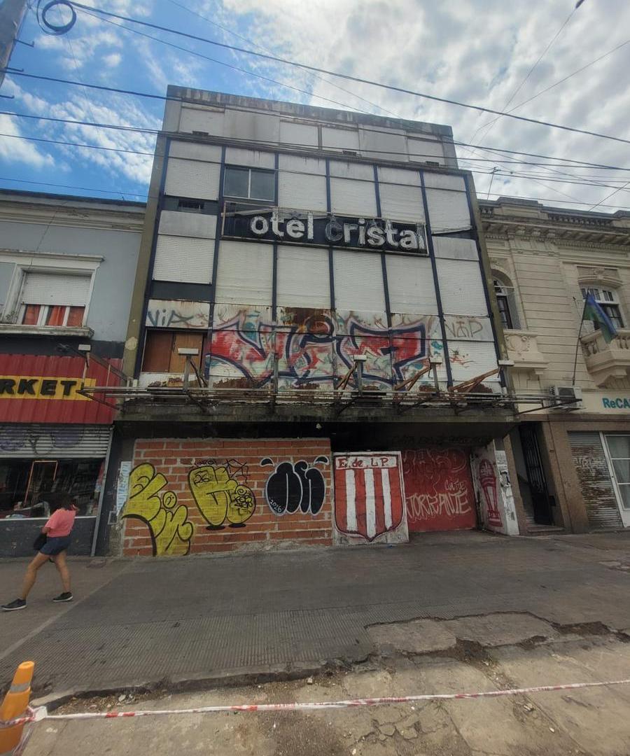 Hotel a refaccionar a mts de estacion de trenes y centro comercial
