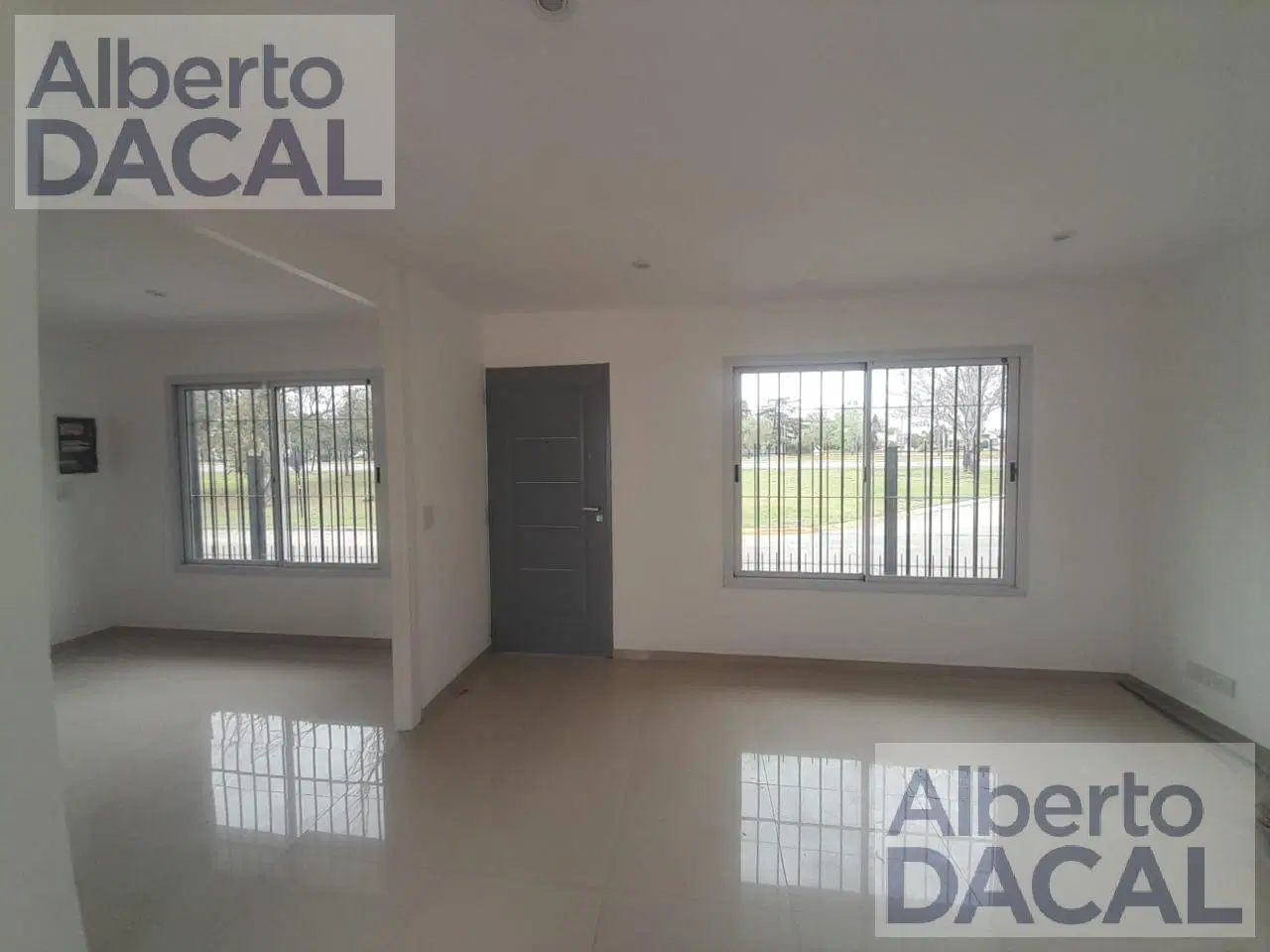 Muy buena casa totalmente reciclada a nueva en colectora acceso a la ciudad. Dos dormitorios y dos b 5