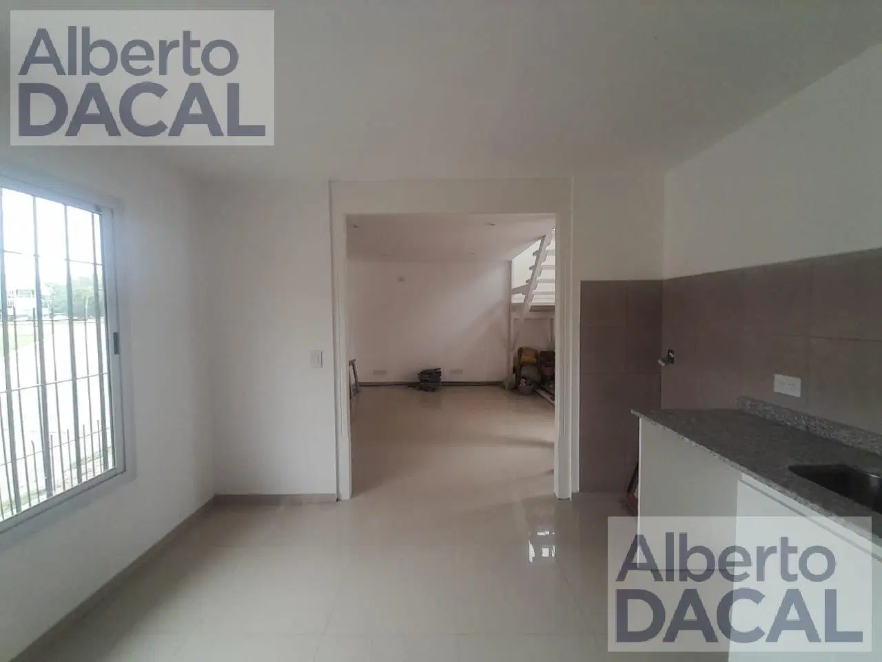 Muy buena casa totalmente reciclada a nueva en colectora acceso a la ciudad. Dos dormitorios y dos b 2