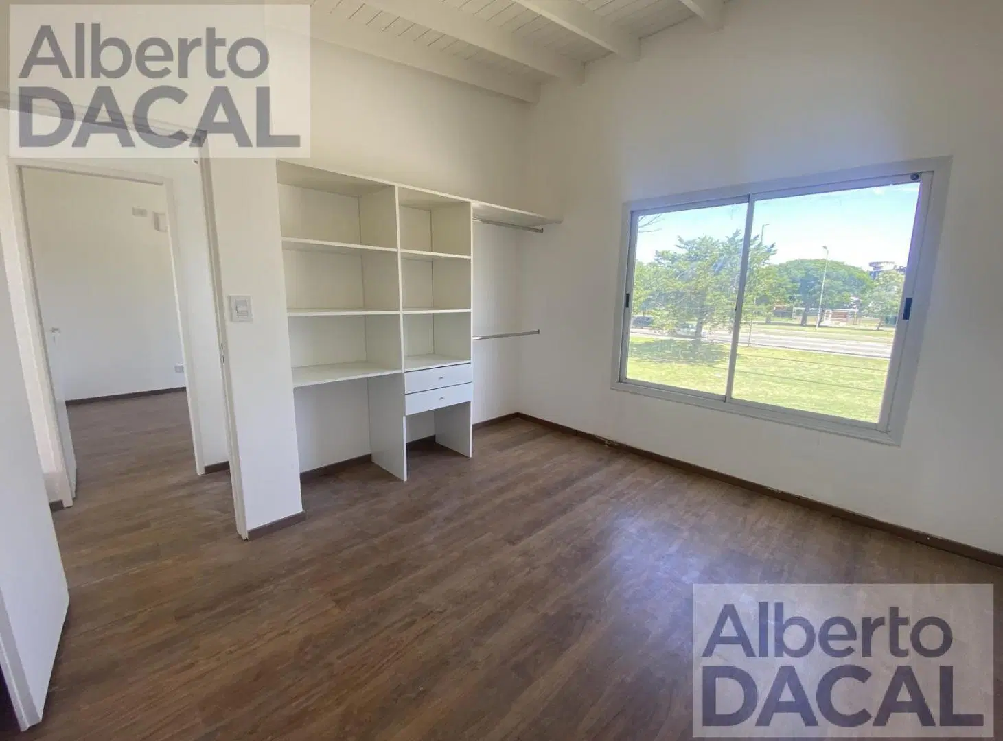 Muy buena casa totalmente reciclada a nueva en colectora acceso a la ciudad. Dos dormitorios y dos b 4