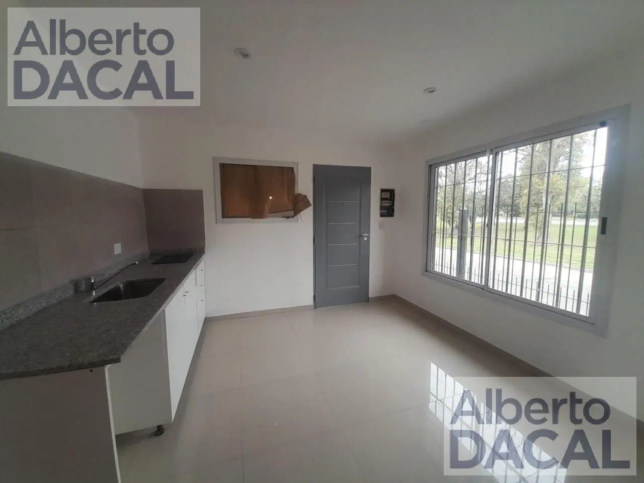 Muy buena casa totalmente reciclada a nueva en colectora acceso a la ciudad. Dos dormitorios y dos b 3