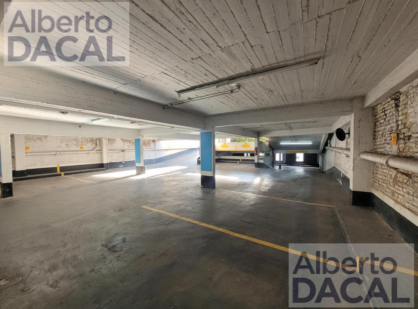 Foto de Edificio de cocheras con local comercial, imagen 4