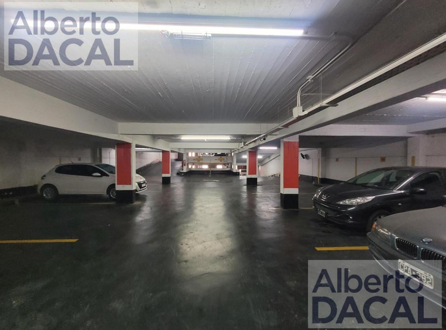 Foto de Edificio de cocheras con local comercial, imagen 3