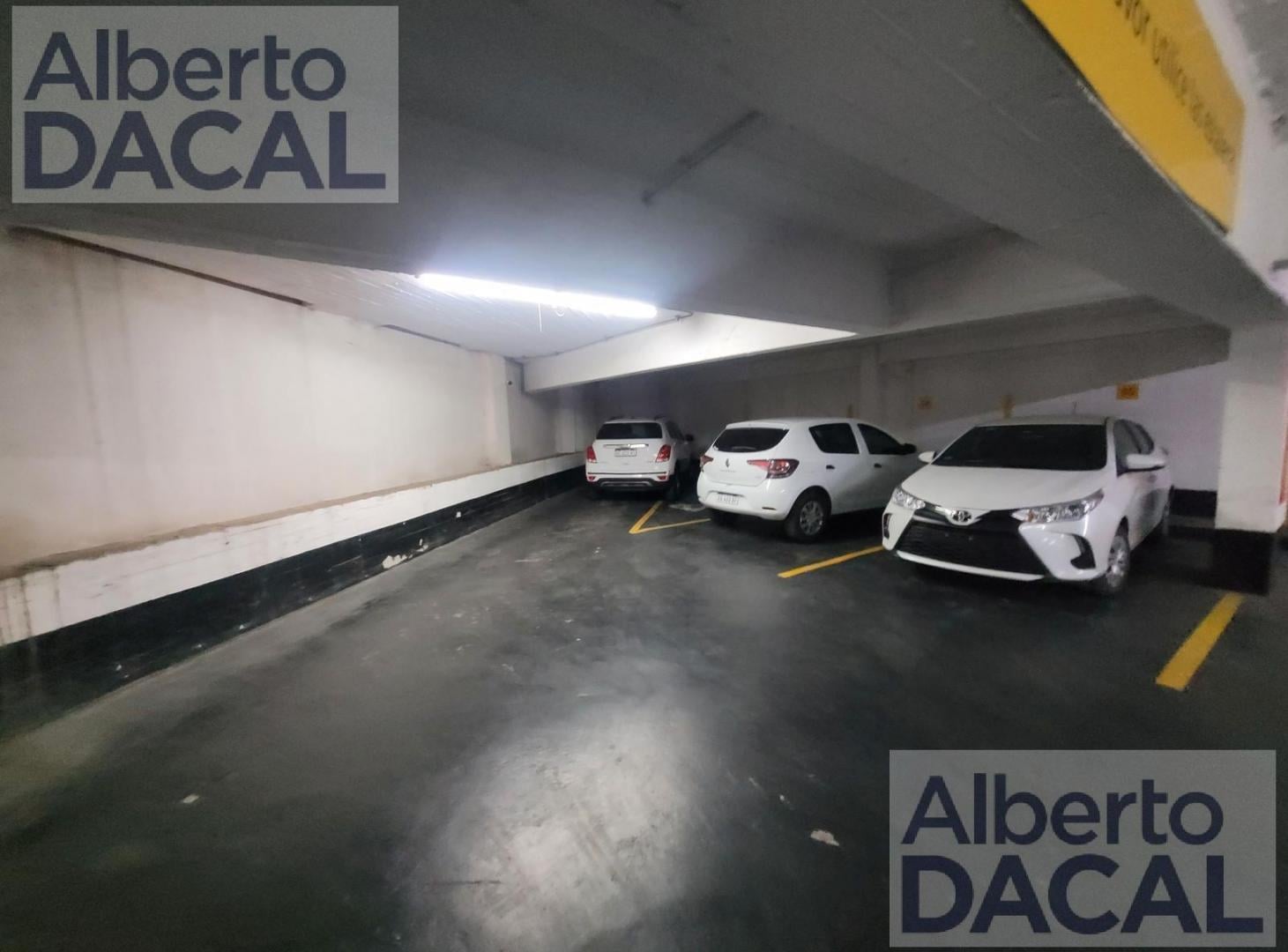 Foto de Edificio de cocheras con local comercial, imagen 2