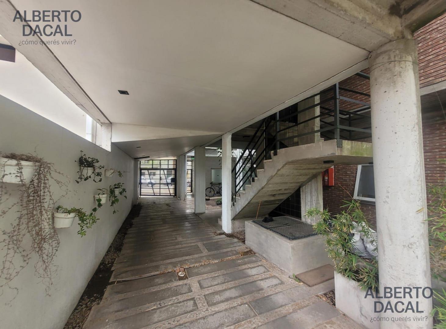 Foto de Departamento de 4 dormitorios con cochera cubierta, 3 baños, balcón, imagen 2