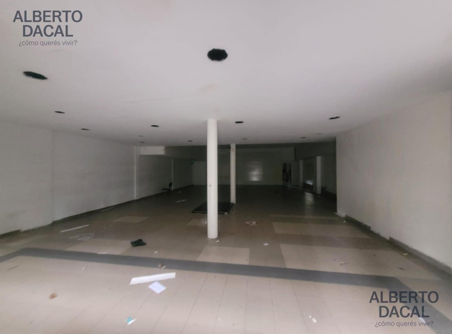 Foto de Local comercial sobre lote de 10x40, oficinas y baños en planta alta, imagen 1