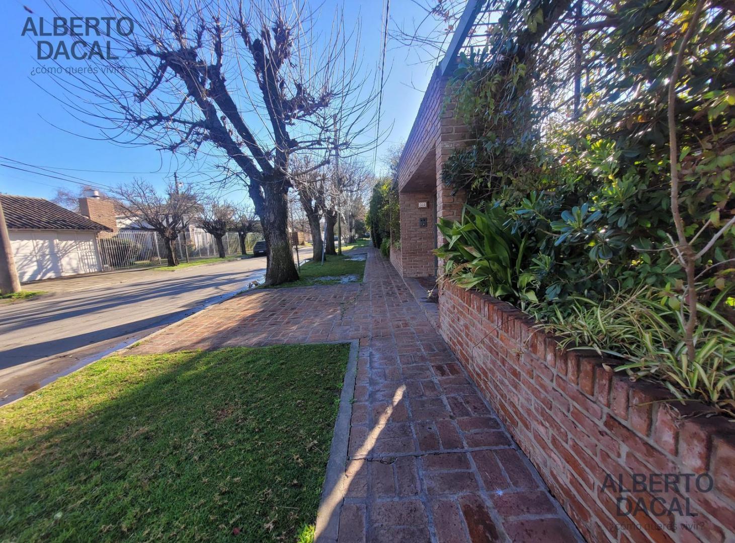 Foto de Casa de 4 dormitorios, cocheras,en el centro de City Bell sobre lote de, imagen 4