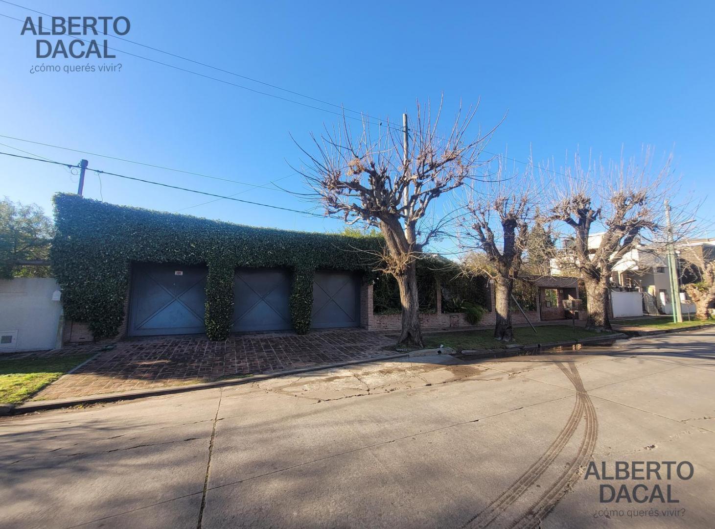 Foto de Casa de 4 dormitorios, cocheras,en el centro de City Bell sobre lote de, imagen 1