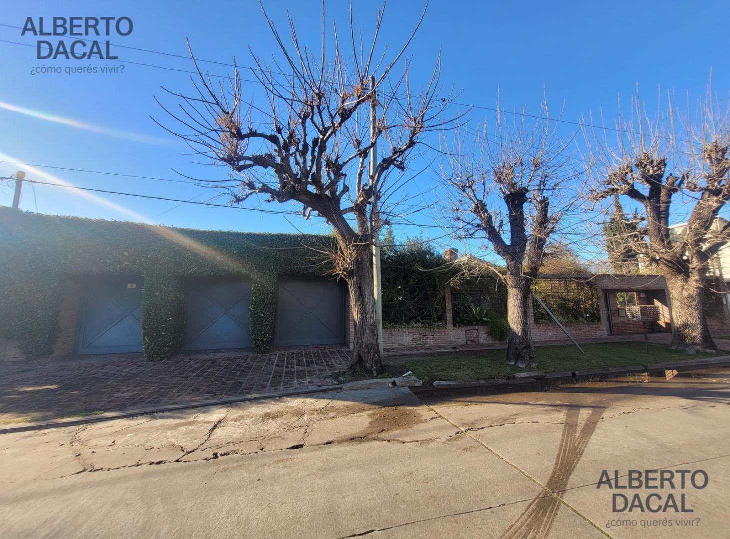 Foto de Casa de 4 dormitorios, cocheras,en el centro de City Bell sobre lote de, imagen 2