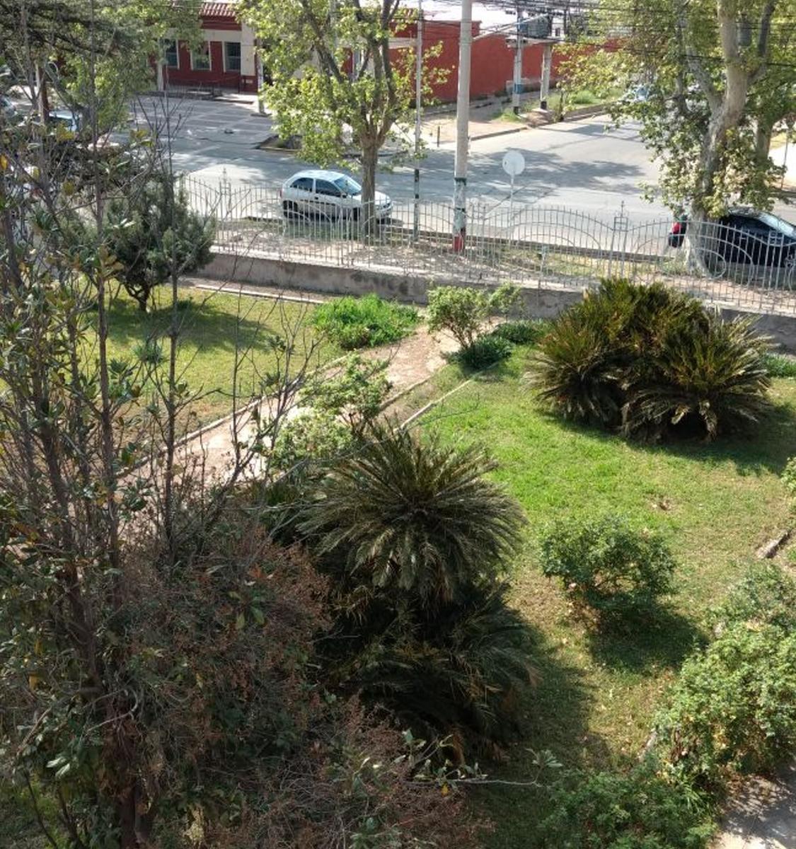 Histórica Casa a Reciclar en Gran Terreno. Mendoza 4