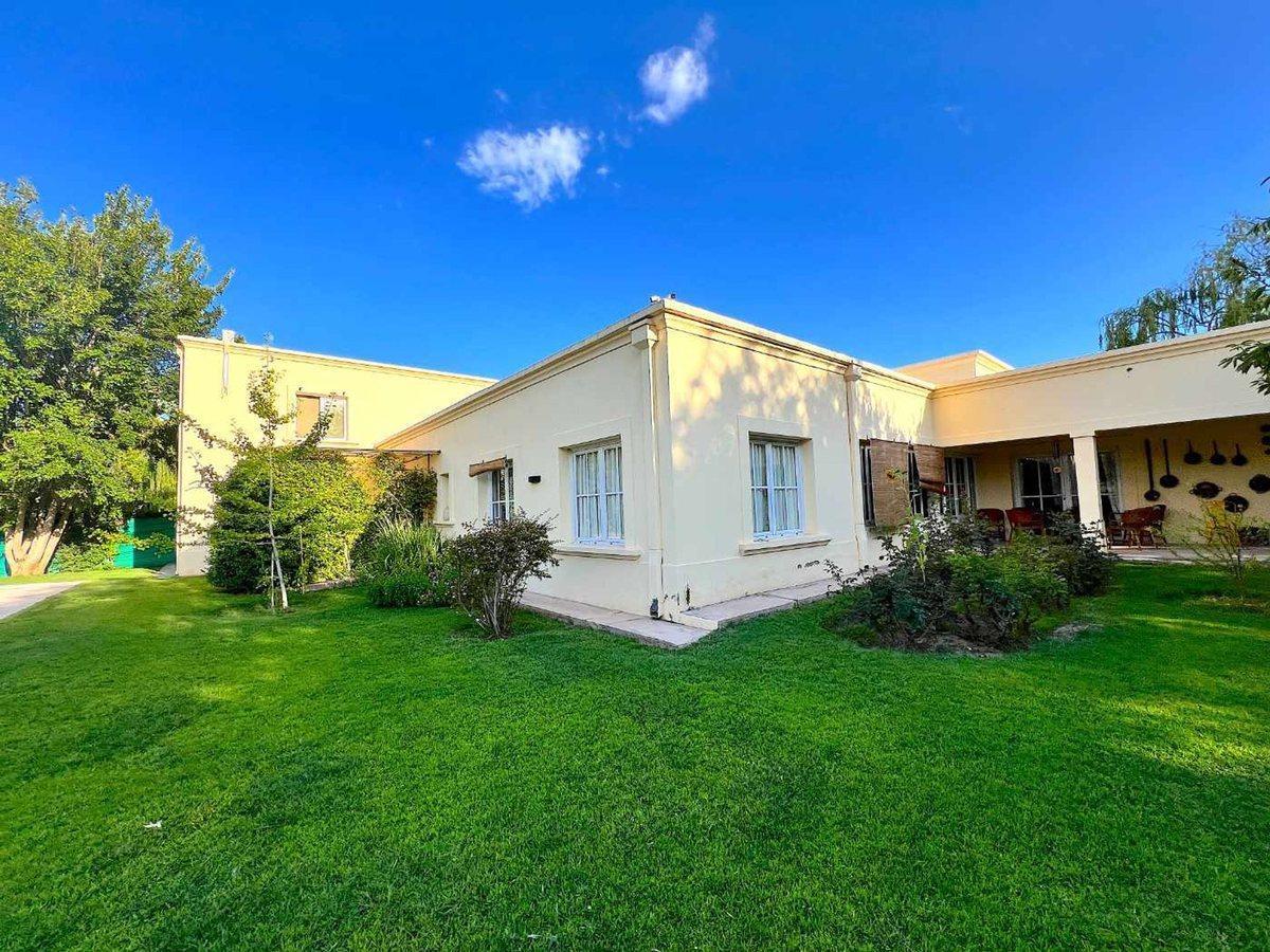 Casa de 6 Dorm. en Venta en Chacras de Coria 4