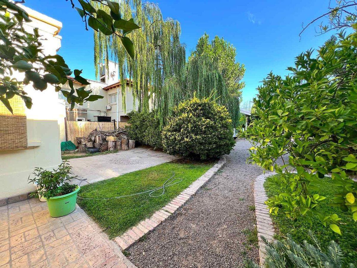 Casa de 6 Dorm. en Venta en Chacras de Coria 2