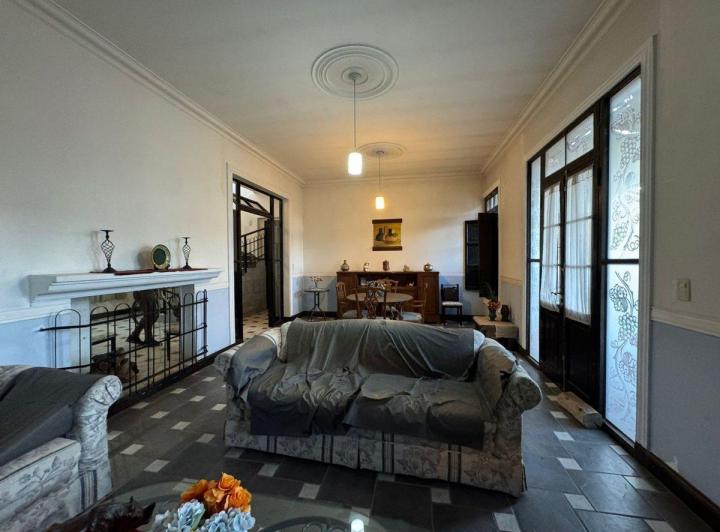 CASA 6 AMBIENTES EN VENTA EN GUAYMALLEN CON PILETA 2