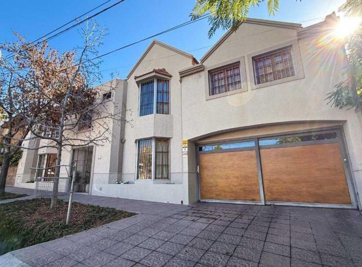 CASA CATEGORÍA A LA VENTA EN SEXTA SECCIÓN MENDOZA 1