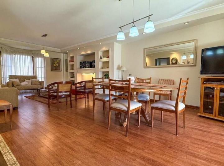 CASA CATEGORÍA A LA VENTA EN SEXTA SECCIÓN MENDOZA 3