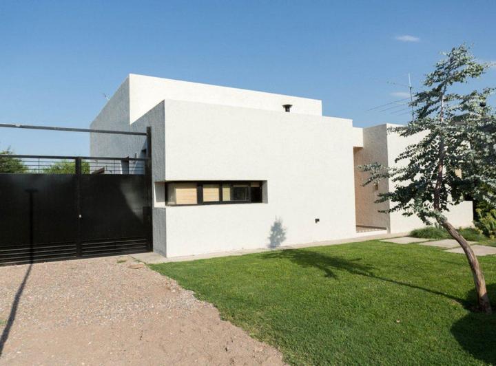 Vende casa 3 dormitorios  en Chacras de Coria 2