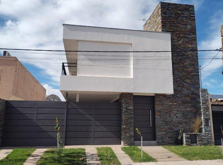 Venta Casa Alto Rodeo 220 metros cubiertos 2 pisos 2