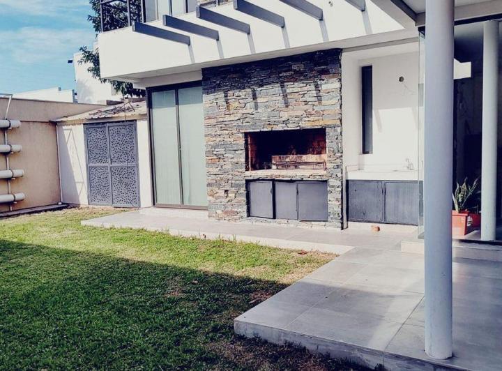Venta Casa Alto Rodeo 220 metros cubiertos 2 pisos 5