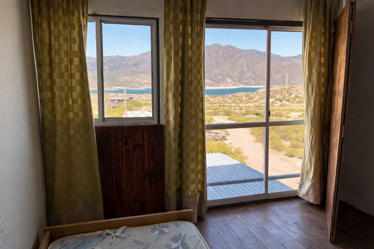 CASA EN VENTA FRENTE AL LAGO POTRERILLOS