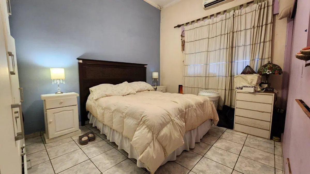 Venta Depto PB Céntrico 2 Dorm. Cocheras y Patio 3