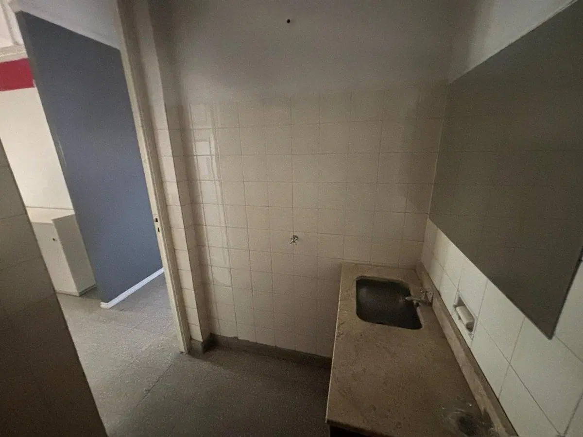 Venta oficina cuarto piso galería Bamac Mendoza 5