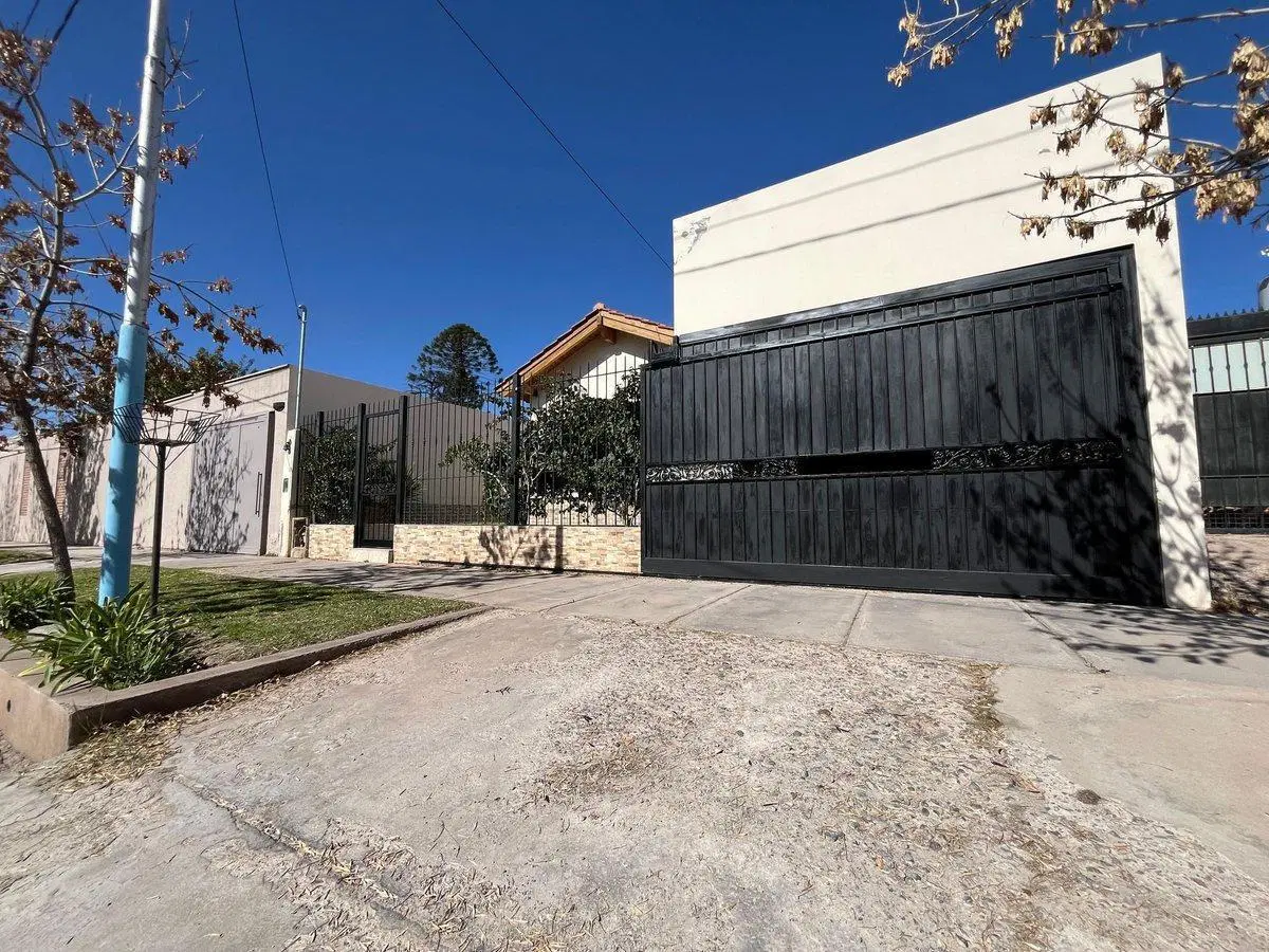 CASA EN VENTA DE 4 HAB B° AGUA Y ENERGIA PLAN 18 5